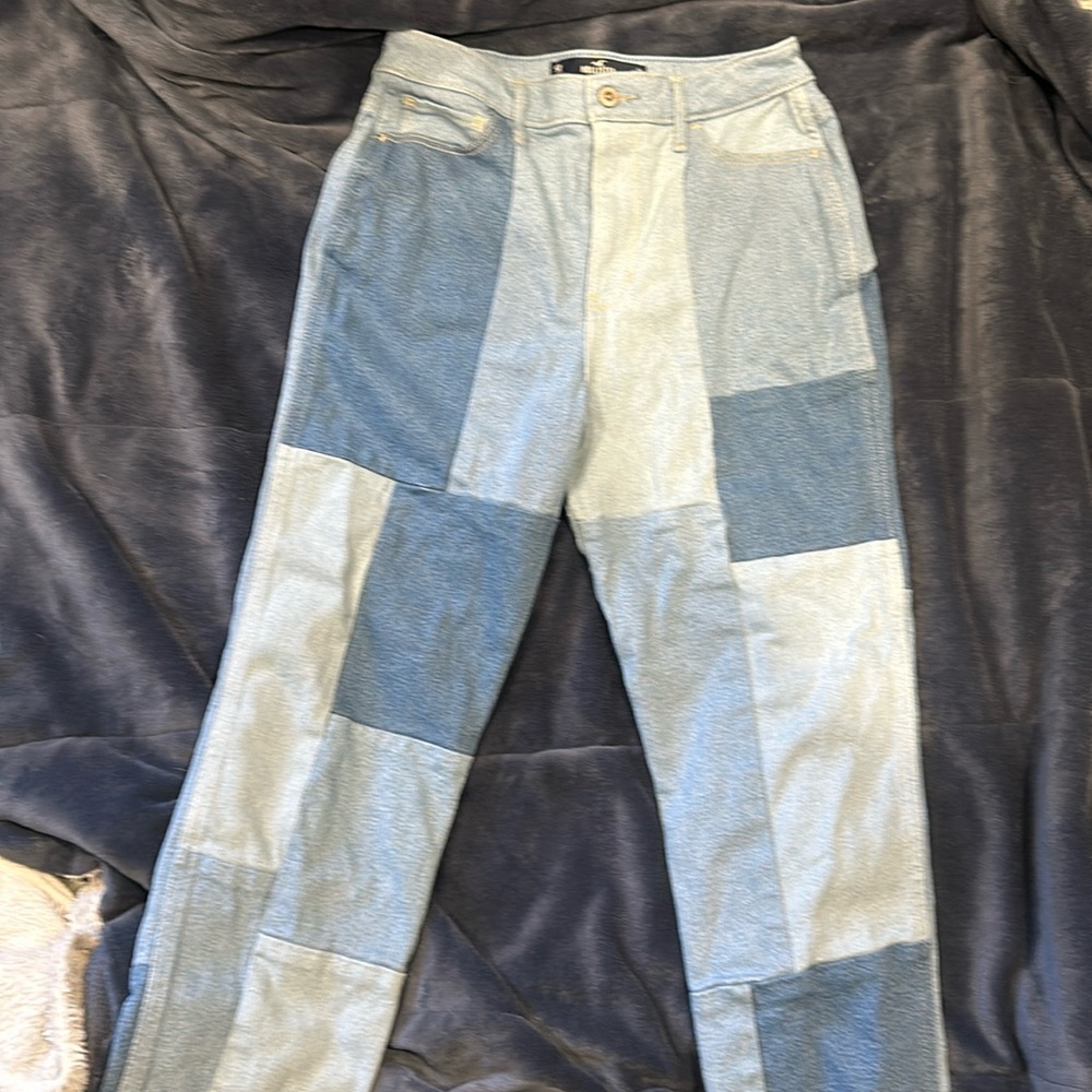 Size 5 Hollister jeans checkered pattern. NWT W27. Ultra high-rise Mom jeans.